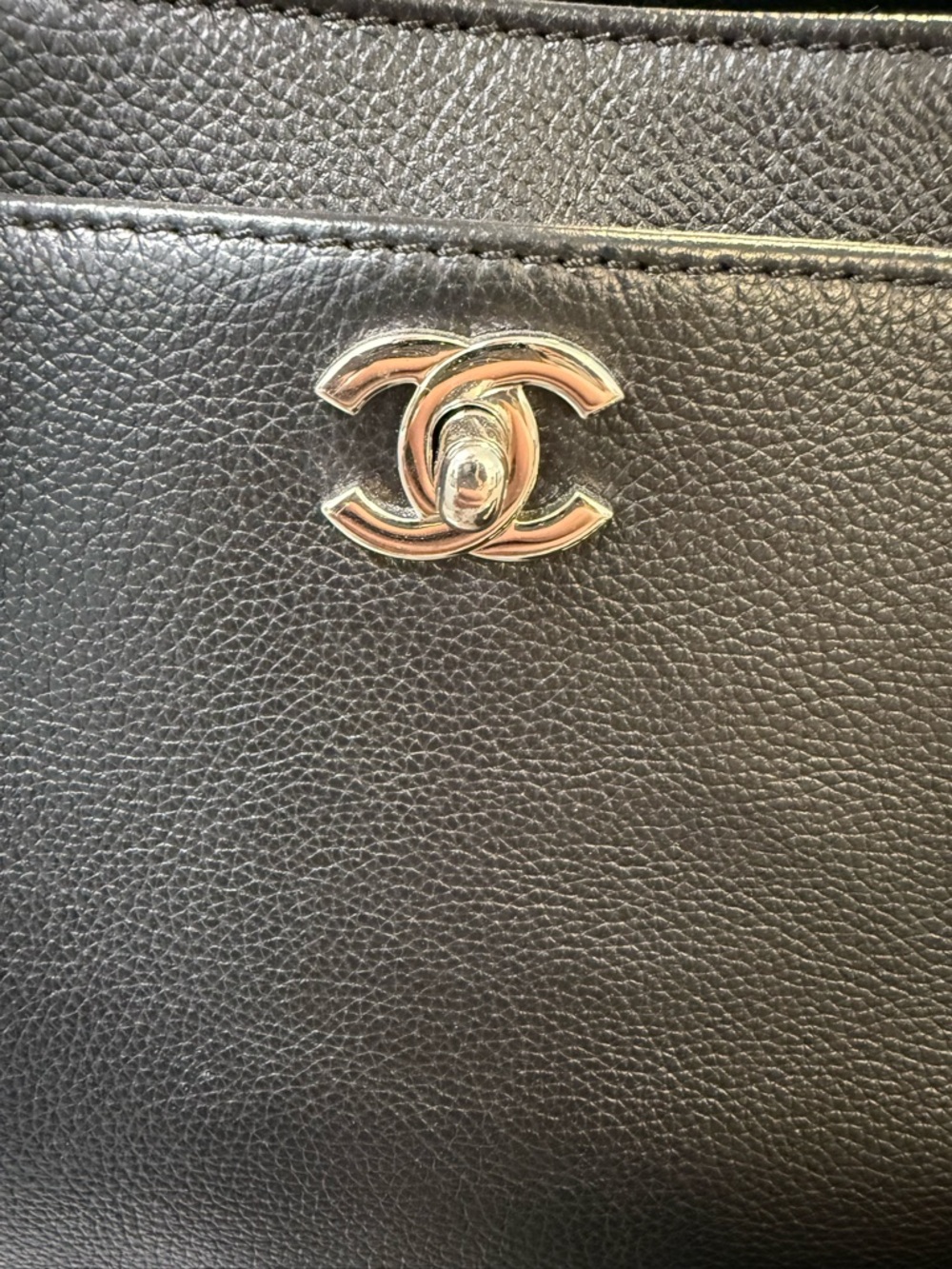 CHANEL Medium Executive Cerf Tote shopper caviar leather - Picture 6 of 16